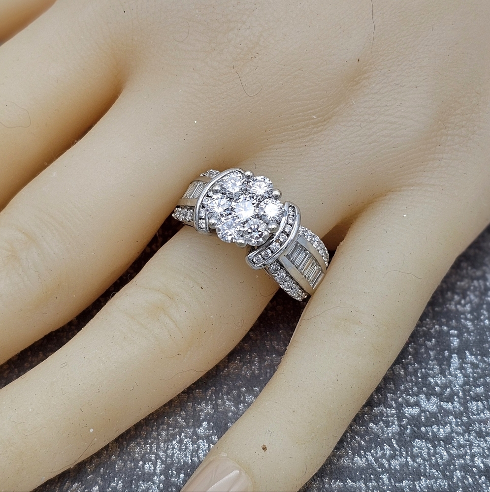 Beautiful 14K White Gold Diamond Engagement Ring 5.0 DWT